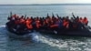 Para migran berupaya melanjutkan perjalanan mereka ke Inggris di lepas pantai utara Prancis, hari Selasa 23 April 2024.