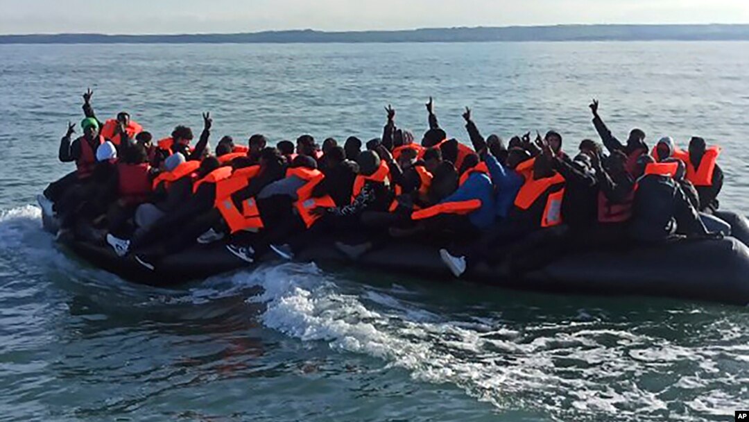 Para migran berupaya melanjutkan perjalanan mereka ke Inggris di lepas pantai utara Prancis, hari Selasa 23 April 2024.