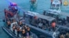菲律宾武装部队2024年6月17日发布的视频截图照片显示，中国海岸警卫队成员在南中国海第二托马斯沙洲（中国称为仁爱礁）附近冲撞菲律宾海岸警卫队船只并发生暴力冲突。