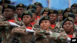 ARCHIVO - Miembros de la guardia presidencial marchan durante el Día de las Fuerzas Armadas en Richards Bay, Sudáfrica, el 21 de febrero de 2023.