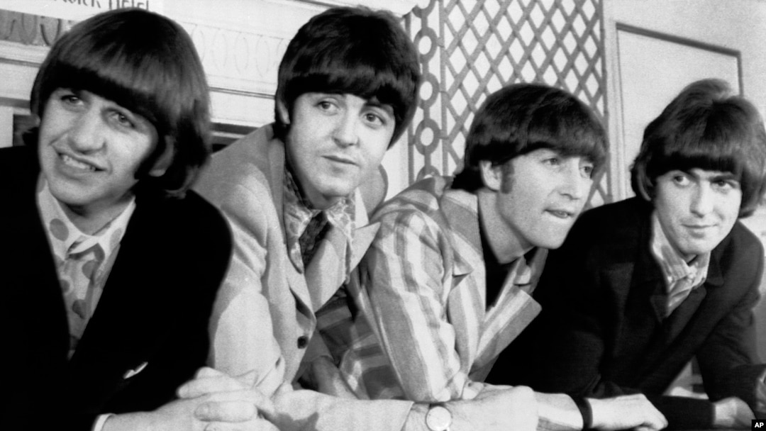 The Beatles(dari kiri), Ringo Starr; Paul McCartney; John Lennon; dan George Harrison dalam konferensi pers di New York, 23 Agustus 1966. (Foto: AP Photo/Arsip)