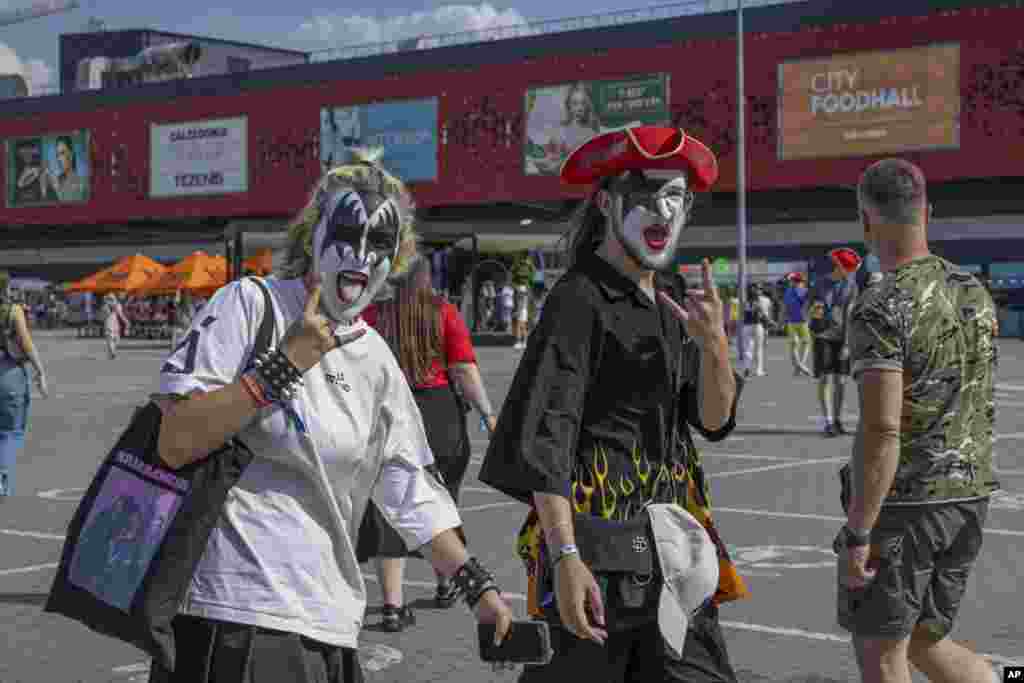 Personas con caras pintadas asistieron al Festival Atlas en Kiev, Ucrania, el 21 de julio de 2024. (Foto AP/Anton Shtuka)