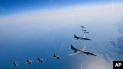 Gjatë stërvitjeve SHBA-Koreja e Jugut, bombarduesit amerikanë B-1B fluturojnë në formacion me avionët F-35A të Koresë së Jugut (19 mars 2023)