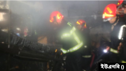 বরিশাল প্লাজা মার্কেটের আগুন নিয়ন্ত্রণে এনেছেন দমকল কর্মীরা। শুক্রবার, ৭ এপ্রিল, ২০২৩। 