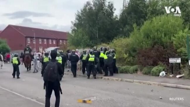 İngiltere’de protestocular sığınmacıların kaldığı otel önünde polisle çatıştı 