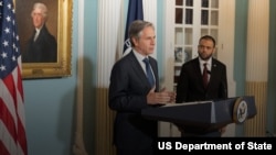 美国国务院照片显示国务卿布林肯与国际宗教自由无任所大使侯赛因在国务院条约厅就公布《2023年国际宗教自由报告》发表讲话。(2024年6月26日)