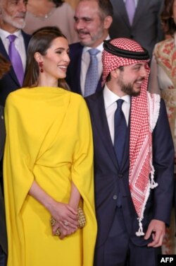 ولی عہد شہزادے حسین اپنی بہن شہزادی ایمان کی شادی پر رجوا السیف کے ہمراہ ، فوٹو اے ایف پی