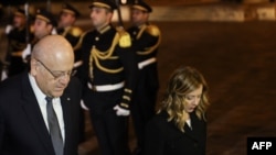 Penjabat Perdana Menteri Lebanon Najib Mikati, menerima kedatangan Perdana Menteri Italia Giorgia Meloni di Istana Kenegaraan di Beirut, Lebanon, pada 27 Maret 2024. (Foto: AFP/Anwar Amro)