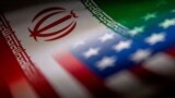 Bendera Iran dan AS terlihat berdampingan dalam sebuah ilustrasi. AS akan segera memberlakukan sanksi baru terhadap program rudal dan pesawat tak berawak atau drone Iran setelah Teheran menyerang Israel. (Foto: REUTERS/Dado Ruvic)