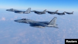 일본 항공자위대 소속 F-15 전투기와 미군 F-16 전투기가 지난 2월 동해에서 합동비행훈련을 했다.