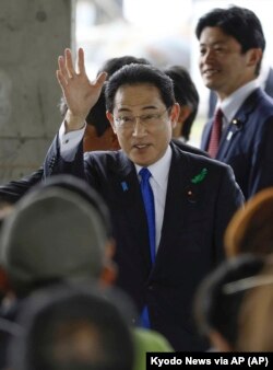 Perdana Menteri Jepang Fumio Kishida melambaikan tangan saat mengunjungi pelabuhan di Wakayama, bagian barat Jepang, untuk mendukung kandidat partainya dalam kampanye setempat, Sabtu, 15 April 2023. (Foto: Kyodo News via AP)