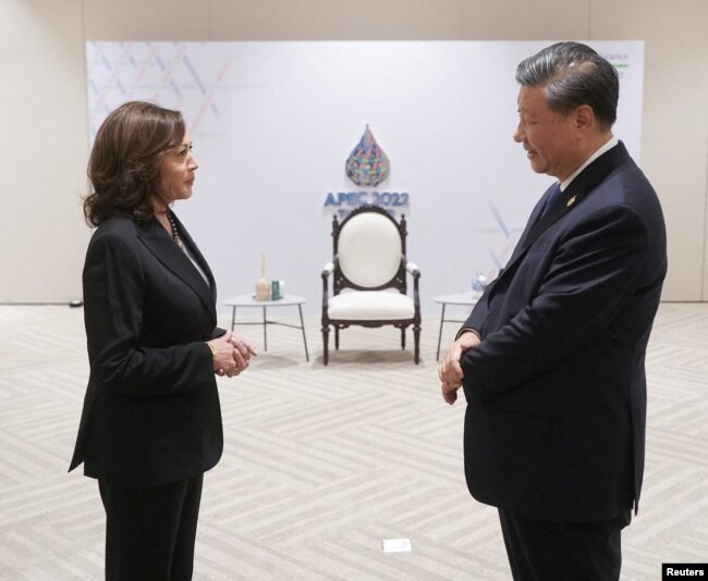 美国副总统哈里斯在泰国曼谷举行的亚太经合组织(APEC)领导人会议召开前与中国领导人习近平简短会面。(2022年11月19日)