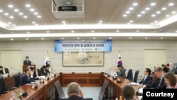 한국 통일부가 19일 서울 남북관계관리단 회담장에서 북한인권 관련 주한외국공관 설명회를 진행하고 있다. (한국 통일부 제공)