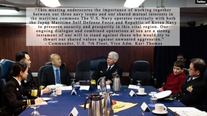 칼 토머스(가운데) 미 7함대 사령관이 22일 미한일 해상 지휘관 회의에서 발언하고 있다. 왼쪽 두번째는 김명수 한국 해군작전사령관, 맨 오른쪽은 사이토 아키라 일본 자위함대사령관. (미 7함대 트위터)