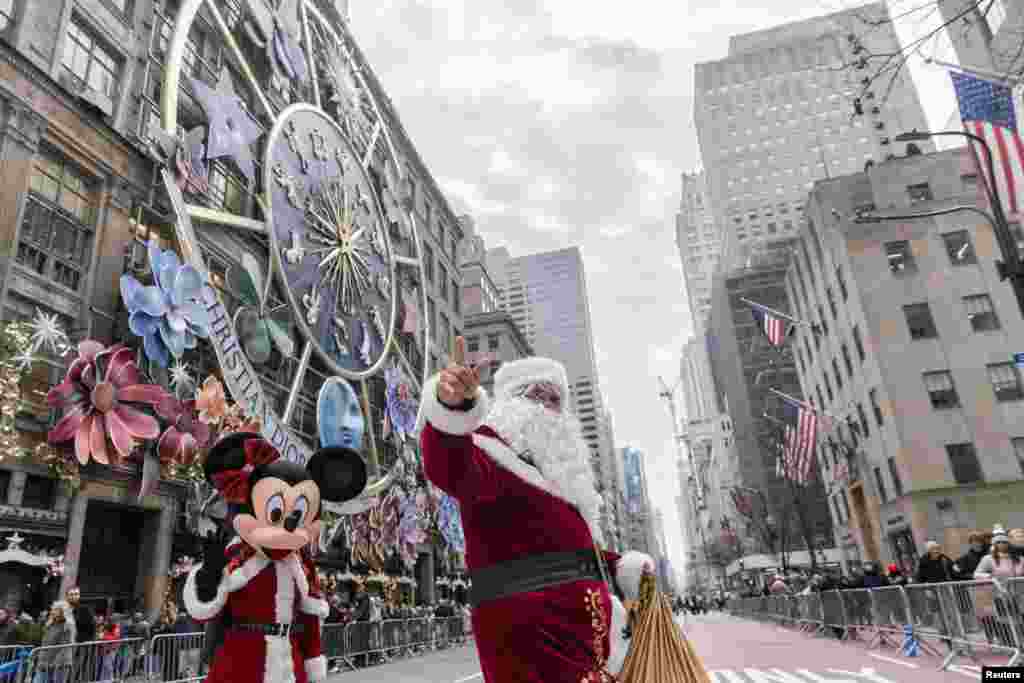 En la popular 5ta Avenida de Manhattan, Nueva York, miles de personas transitan en medio de grandes decoraciones y la constante presencia de Papá Noel.&nbsp;