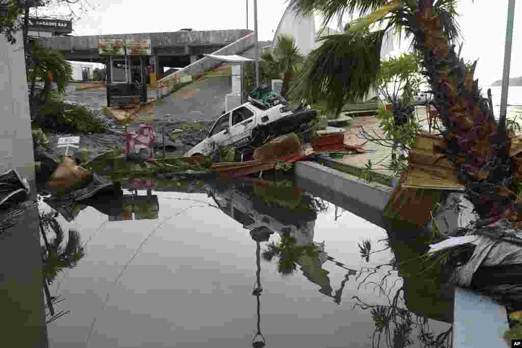 En algunas zonas la gente caminaba con el agua hasta la cintura, en medio de los destrozos causados por el paso de Otis.&nbsp;