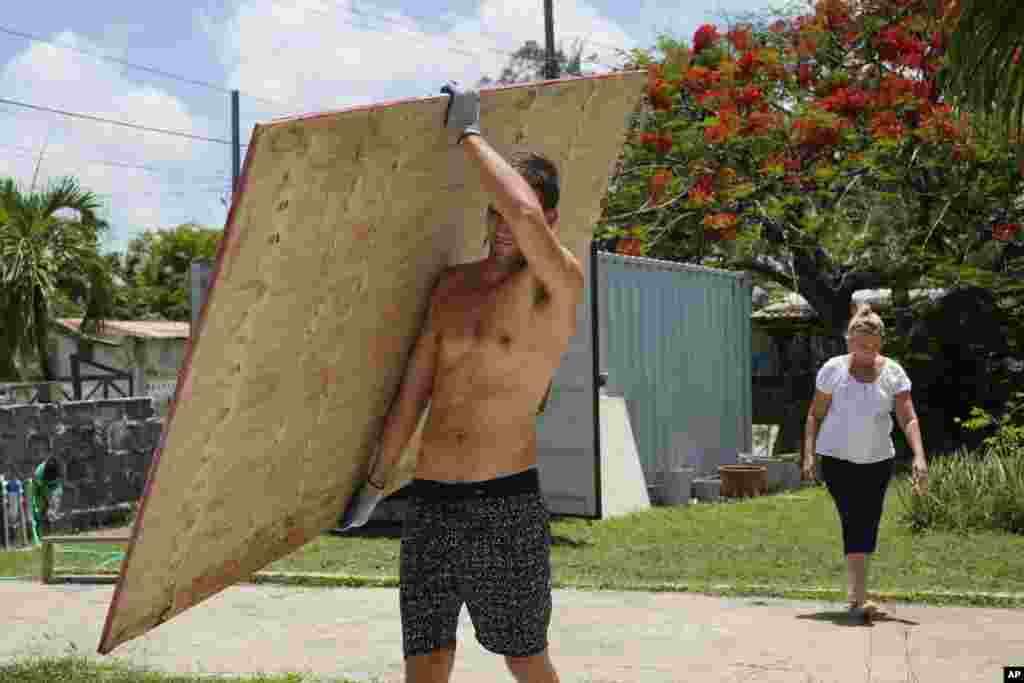 El domingo 30 de junio, habitantes de Barbados se preparaban para el paso del huracán Beryl. Con tablones, cubrían ventanas y puertas para minimizar daños.&nbsp;