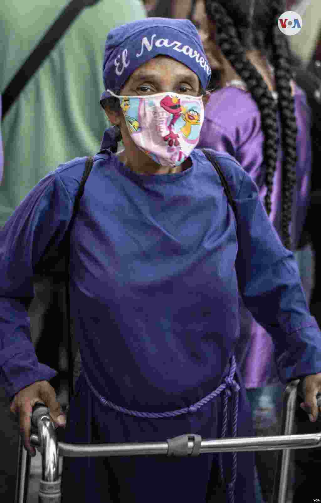 Betty Mercedes Lugo, 56 años, pide al Nazareno &quot;que nos siga llenando de paz, que nuestro país se mejore, es lo que mas deseo, mucha bendición para nuestro país&rdquo;, cuenta a la VOA.