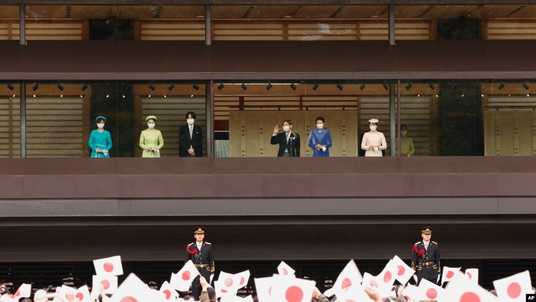 Perayaan ulang tahun Kaisar Naruhito di Istana Kekaisaran di Tokyo, Kamis, 23 Februari 2023. Dari Kiri: Putri Kako (Cucu Kaisar), istri Putra Mahkota Kiko, Putra Mahkota Akishino, Kaisar Jepang Naruhito, Permaisuri Masako dan Putri Aiko. (Rodrigo Reyes Marin/Pool via AP)