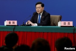中國外長秦剛在北京召開的全國人大會議期間出席記者會。（2023年3月7日）