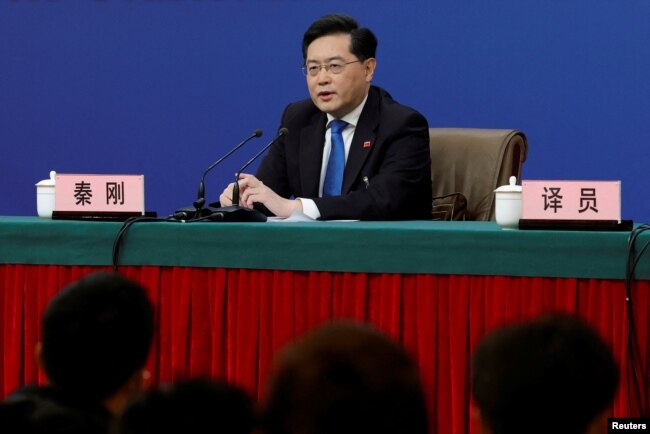中国外长秦刚在北京召开的全国人大会议期间出席记者会。（2023年3月7日）