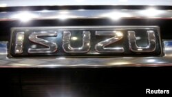 Logo Isuzu pada International Motor Show ke-87 di Palexpo, Jenewa, Swiss, 8 Maret 2017. (REUTERS/Arnd Wiegmann)