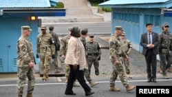 美国常驻联合国代表琳达·托马斯-格林菲尔德访问韩国与朝鲜之间重兵防守的非军事区板门店。（2024年4月16日）