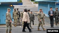 16일 한국을 방문 중인 린다 토머스-그린필드 유엔 주재 미국대사가 비무장지대(DMZ) 판문점 유엔군사정전위원회(UNCMAC) 회담장 앞을 걷고 있다. 