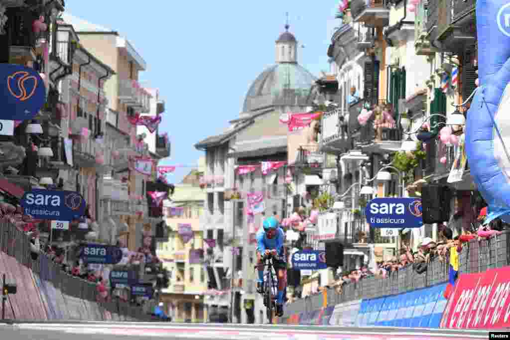 Francesco Gavazzi dari tim &quot;Kometa&quot; berkompetisi selama etape 1 balap sepeda Giro d&#39;Italia 2023, 202 km antara Fossacesia Marina ke Ortona, Italia. (Reuters)&nbsp;