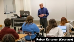 Robert Kunzman teaches a class about how to overcome failure and learn from it. Here, he speaks with students at Indiana University. (Photo courtesy of Robert Kunzman)