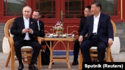 Presiden Rusia Vladimir Putin dan Presiden China Xi Jinping menghadiri upacara minum teh di taman Zhongnanhai Beijing, China, 16 Mei 2024. (Foto: Sputnik/Mikhail Metzel/Pool via REUTERS)