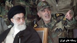 عبدالرحیم موسوی، فرمانده ارتش جمهوری اسلامی ایران در کنار علی خامنه‌ای رهبر جمهوری اسلامی 