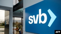 Papan nama Silicon Valley Bank di kantor pusatnya di Santa Clara, California, 10 Maret 2023 (Foto: Noah Berger/AFP)