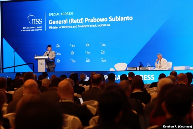 Menteri Pertahanan Prabowo Subianto saat berbicara di Shangri-La Dialogue yang diselenggarakan oleh International Institute for Strategic Studies IISS di Singapura, Sabtu (1/6).