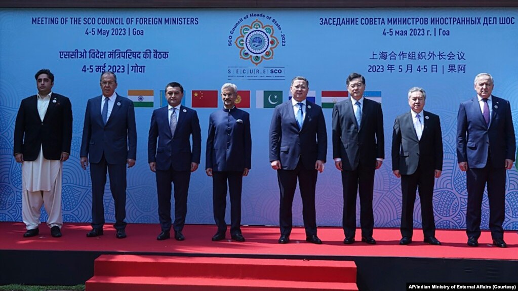 上合组织外长5月5日在印度果阿召开外长会议。印度外交部会前发布照片。左起：巴基斯坦外长比拉瓦尔·布托·扎尔达里（Bilawal Bhutto Zardari）、俄罗斯外长谢尔盖·拉夫罗夫（Sergey Lavrov）、乌兹别克斯坦外长巴赫蒂约尔·赛义多夫（Bakhtiyor Saidov）、印度外长苏杰生（S. Jaishankar）、哈萨克斯坦外长穆拉特·努特留（Murat Nurtleu）、中国外长秦刚、吉尔吉斯斯坦外长热恩贝克·库卢巴耶夫（Jeenbek Kulubaev）和塔吉克斯坦外长西罗吉丁·阿斯洛夫（Sirodjidin Aslov）(photo:VOA)