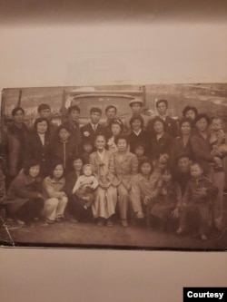 김철옥(두 번째 줄 중앙에서 오른쪽으로 고개를 기울인 여아)씨가 어린 시절 북한에서 친척 결혼식에 참석한 모습. 사진 = 김혁 박사 제공.