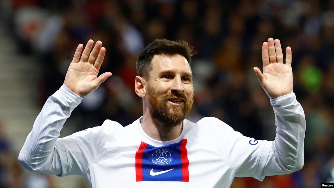 Paris St Germain နဲ့ OGC Nice အသင်းတို့ ကစားခဲ့ကြတဲ့ပွဲစဉ်အတွင်း ဂိုးသွင်းယူအပြီးအောင်ပွဲခံနေတဲ့ အာဂျင်တီးနားတိုက်စစ်မှူး လီယိုနယ်မက်ဆီ (ဧပြီ ၈၊ ၂၀၂၃)