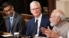 左起：谷歌首席执行官桑达·皮采和苹果首席执行官库克在白宫的一个美印高级商务会议上倾听印度总理莫迪的讲话。（2023年6月23日）