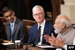 左起：谷歌首席執行官桑達·皮采和蘋果首席執行官庫克在白宮的一個美印高級商務會議上傾聽印度總理莫迪的講話。 （2023年6月23日）