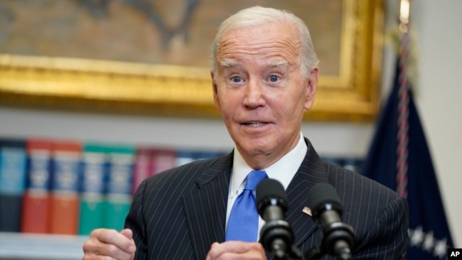 El presidente Joe Biden responde a las preguntas de los periodistas después de hablar sobre el informe de empleo de septiembre en la Sala Roosevelt de la Casa Blanca, el 6 de octubre de 2023, en Washington.