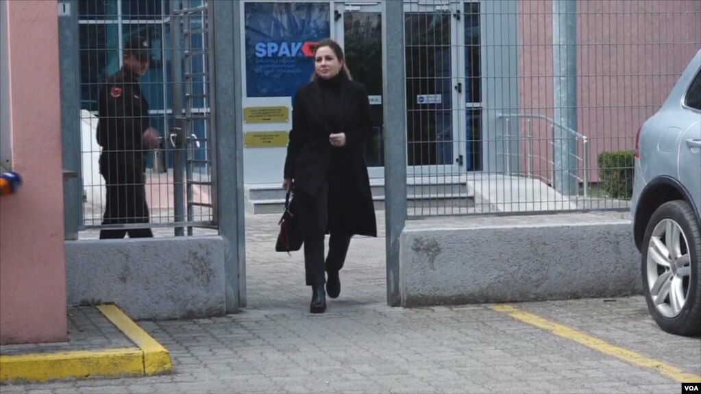 Ministrja Olta Xhaçka duke dalë nga Prokuroria e Posaçme