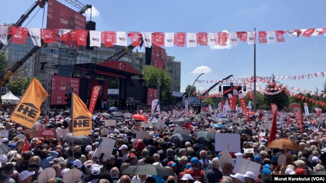 Türkiye’nin farklı kentlerinden yüzlerce emekli Ankara'da buluşarak, emeklilerin koşullarının iyileştirilmesi talebiyle eylem düzenledi