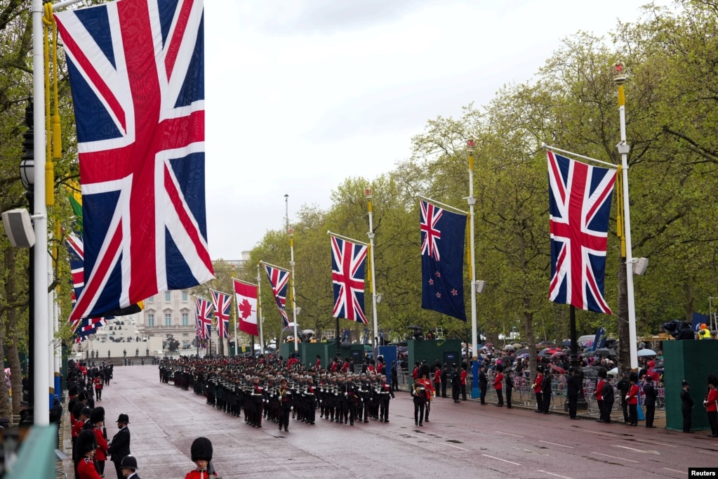 Las tropas marchan a lo largo del Mall el día de la coronación del rey Carlos y la reina Camila de Gran Bretaña, en Londres.
