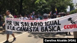 ARCHIVO - Trabajadores venezolanos protestan el 1° de mayo de 2023 en Caracas, para exigir reivindicaciones laborales y salariales. 