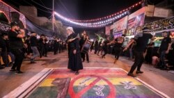 FILE - Aksi protes Muslim Syiah di atas spanduk pelangi yang dirusak dengan sepatu bot dan ditulisi kata-kata Arab "tidak untuk kaum homoseksual" di Nasiriyah, provinsi Dhi Qar, Irak selatan, 25 Juli 2023.