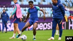 Asisat Oshoala, au centre, lors d'une séance d'entraînement à la veille de la finale de la Ligue des champions féminine de l'UEFA entre le Chelsea FC et le FC Barcelone à Göteborg, en Suède, le 15 mai 2021.