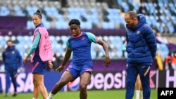 El entonces entrenador del Barcelona, Lluis Cortés, aparece con Asisat Oshoala y Jenni Hermoso. (Foto de Jonathan NACKSTRAND / AFP)