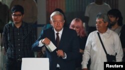 Rais wa Mexico Manuel Lopez Obrador akipiga kura mjini Mexico, Juni 2, 2024