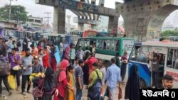 মঙ্গলবার সকাল থেকেই গাজীপুরের ঢাকা-ময়মনসিংহ ও ঢাকা-টাঙ্গাইল মহাসড়কে যানবাহনের চাপ বেড়েছে। ২৭ জুন, ২০২৩। 