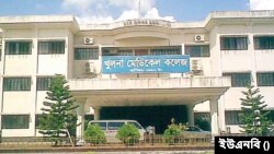 খুলনা মেডিকেল কলেজ হাসপাতালে অপর্যাপ্ত শয্যা ও জনবল সংকটের কারণে চিকিৎসায় ভোগান্তি